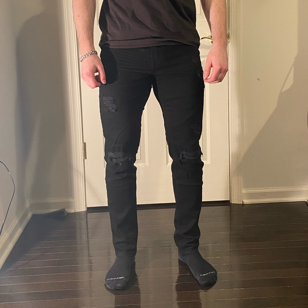 Men’s American Eagle distressed athletic skinny jean in black wash size 32x32